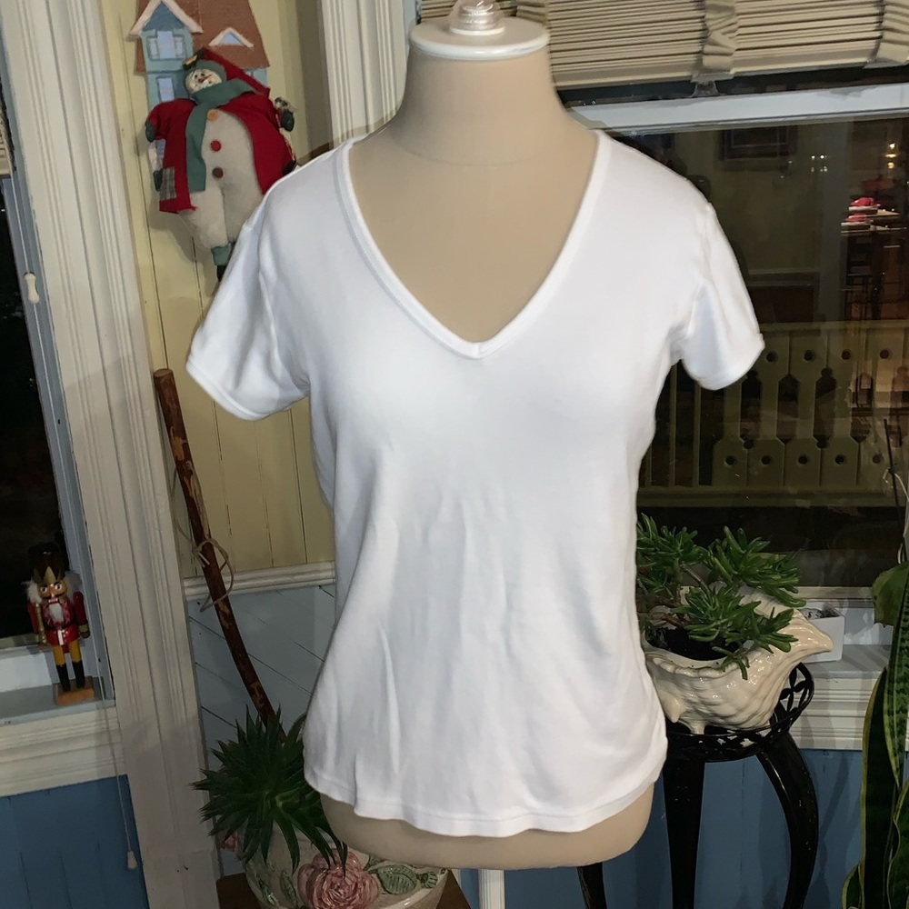 Gap plain white tee v-neck short sleeve shirt ⭐️